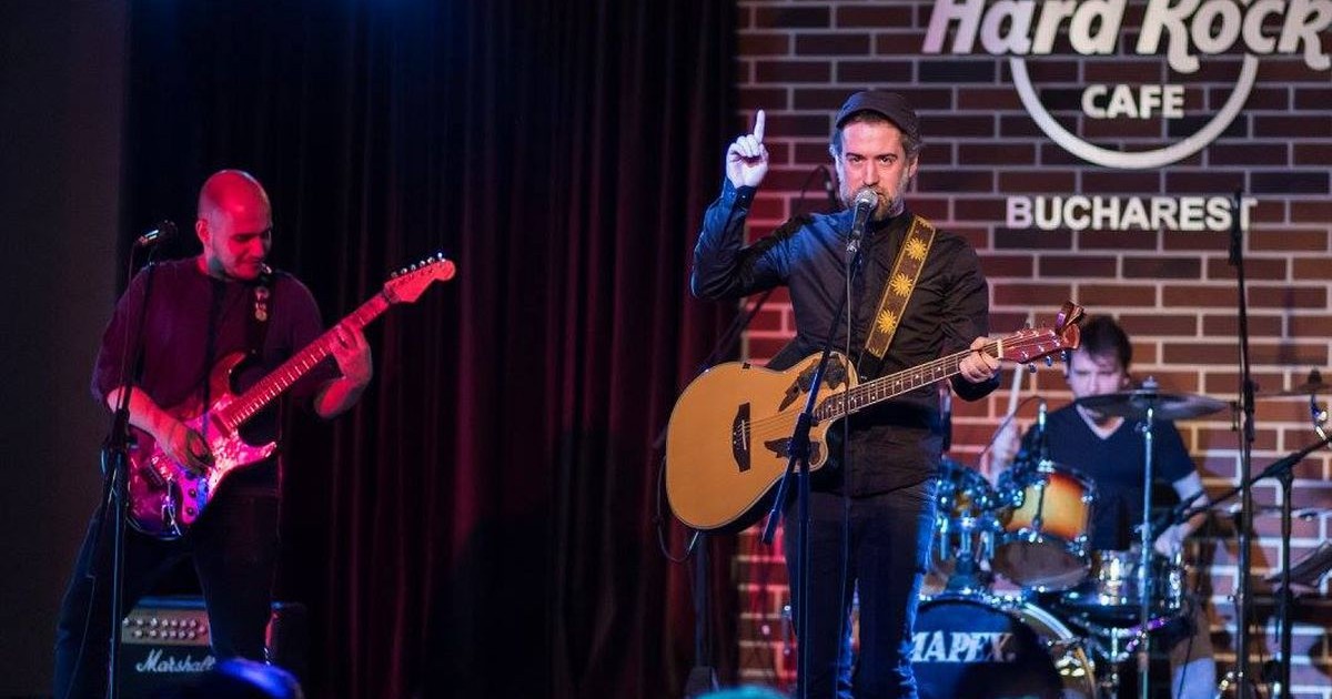 Trupa de rock alternativ Firma în timpul unui concert