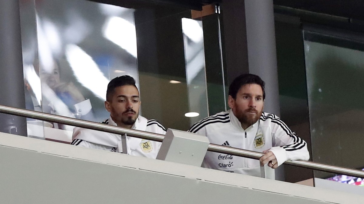 Lionel Messi (dreapta), privind din tribună amicalul Spania - Argentina
