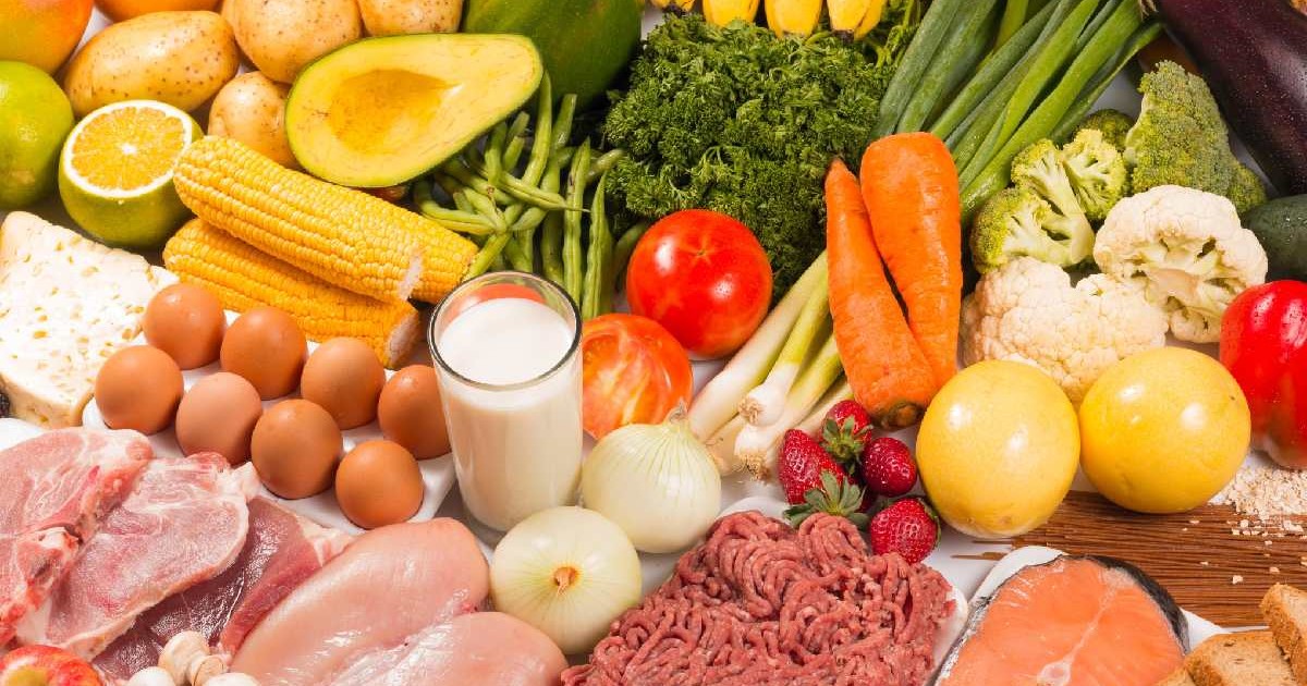 Sortiment de fructe proaspete, legume, carne, pește, ouă și produse lactate.