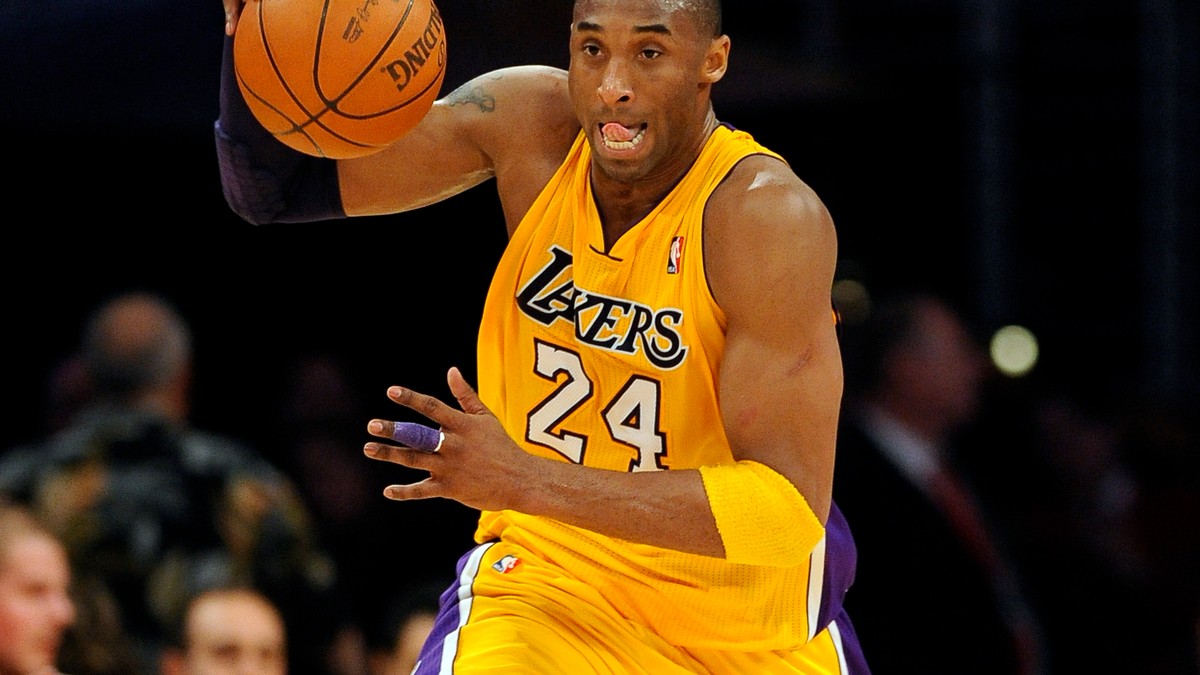 Elicopterul lui Kobe Bryant nu avea voie să zboare pe ceață. Kobe Bryant în tricoul echipei de baschet Los Angeles Lakers