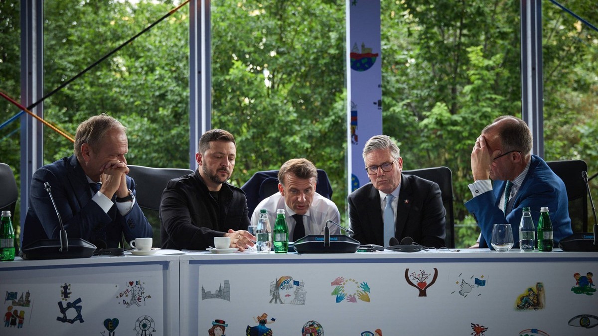 De la stânga la dreapta - Donald Tusk, Volodimir Zelenski, Emmanuel Macron, Keir Starmer și Friedrich Merz, surprinși în timpul unei discuții la summitul CPE de la Tirana Foto: Profimedia