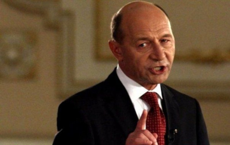 Băsescu îl atenționează pe Iohannis să semneze un ”pact de coabitare” cu PSD: ”Președintele nu poate să abdice, că nu e rege!”