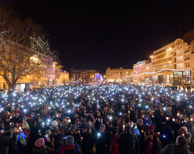 FOTO / Mii de polonezi în stradă, după moartea primarului Pawel Adamowicz. Născut în Gdansk, Donald Tusk a vorbit mulțimii