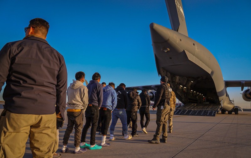 Deportările migranților din SUA au început. Imagini cu mexicani încătușați și conduși la bordul unui avion militar american
