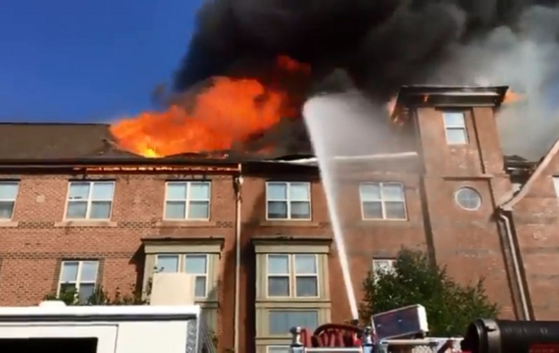 VIDEO | Un bătrân a fost găsit în viață, la 5 zile după ce un incendiu i-a devastat blocul. Salvatorii spun că zâmbea