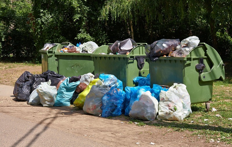 Zeci de localități din Bacău, fără gunoiul ridicat. Primăriile au datorii uriașe la societatea de salubritate