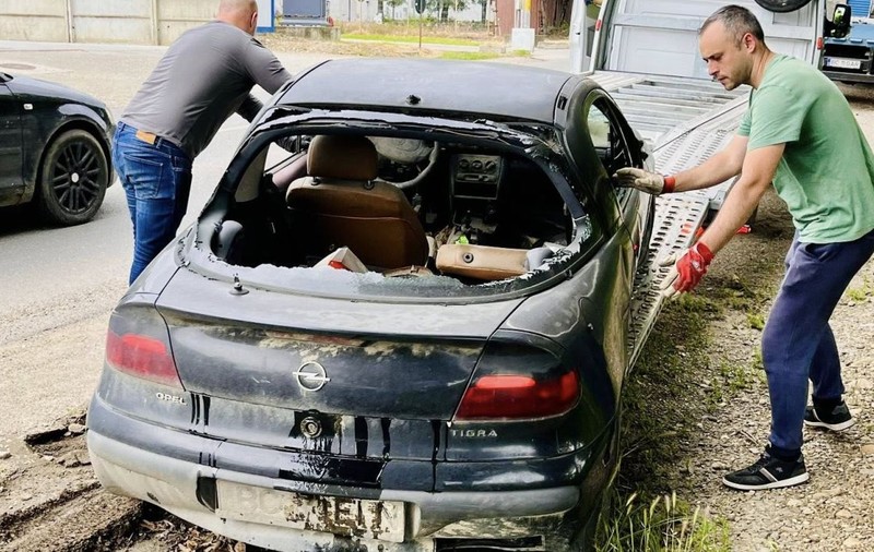 100 de mașini abandonate pe străzi au fost ridicate, urmează încă 300, toate vor deveni proprietatea primăriei, în Bacău