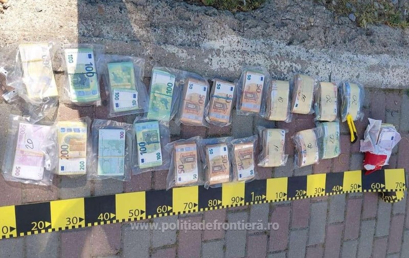 Un șofer ucrainean a vrut să iasă din România cu 343.700 de euro și să intre cu ei în Bulgaria, ascunși în barele microbuzului pe care-l conducea