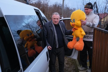 Vitalie Zâgrea și Sorin Ciocoboc, la poarta familiei din Bănceni