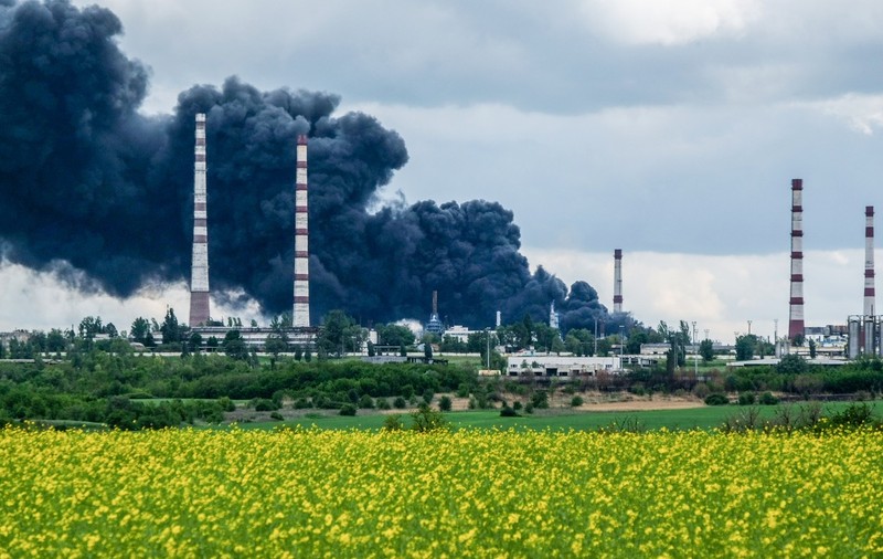 Ucraina a ajuns „complet dependentă” de importurile de combustibil, după ce rușii au distrus cea mai mare rafinărie din țară