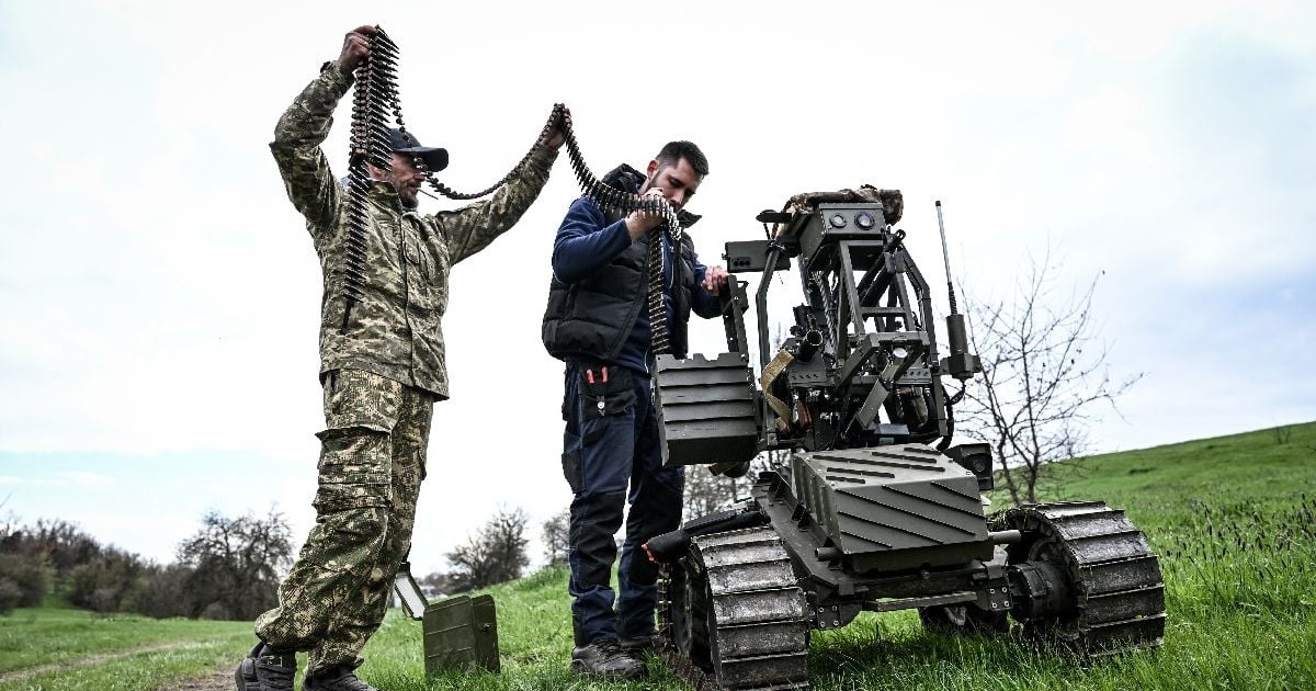Un soldat cu indicativul de apel „Italian” și inginerul proiectant Denys încarcă o mitralieră montată pe un complex robotic terestru în timpul unor teste pe un teren de antrenament, pe 10 aprilie 2026. Dezvoltatorii sistemelor robotice, împreună cu soldați din două brigăzi care luptă în direcția Zaporijia, au testat vehicule terestre fără pilot (UGV) la fața locului. Medicii de luptă s-au antrenat, de asemenea, în operarea platformelor logistice. Înainte de desfășurarea în luptă, UGV-urile au fost testate mai întâi de dezvoltatori înșiși și abia apoi de către militari.