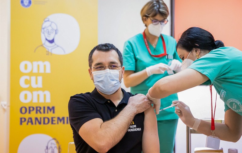 Vlad Voiculescu a primit a doua doză de vaccin anti-COVID