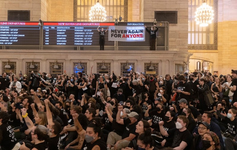 1.000 de oameni au blocat gara din New York, cerând încetarea focului între Israel și Hamas. Ce mesaj au susținut