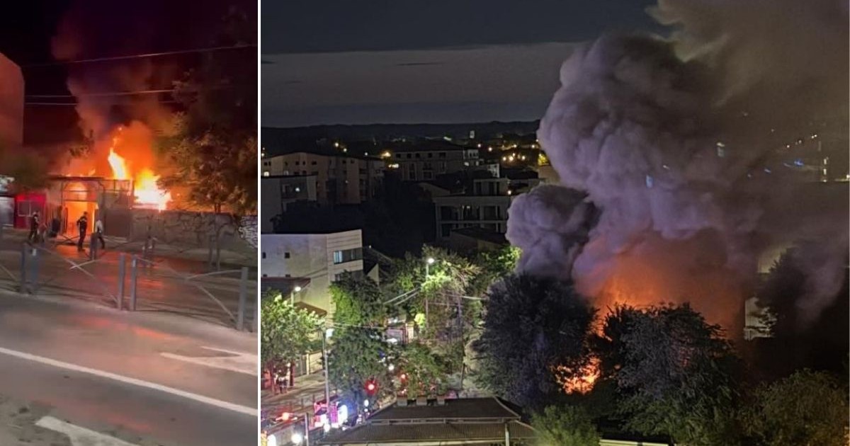 colaj alcătuit din două fotografii realizate pe timp de noapte, ambele surprinzând un incendiu puternic într-o zonă urbană. Fotografia din stânga oferă o perspectivă de la nivelul străzii, unde se observă o șosea cu un marcaj pietonal și un gard metalic, dincolo de care o structură arde violent, eliberând o cantitate mare de fum și flăcări înalte, iar în apropiere stau câteva siluete umane. Fotografia din dreapta prezintă o vedere panoramică de la înălțime, dominată de un nor masiv și dens de fum care se înalță peste copaci și acoperișuri, fiind luminat de la bază de focarul incendiului. Printre copacii și clădirile din planul inferior se pot distinge autospeciale de intervenție cu semnale luminoase pornite, în timp ce pe fundal se conturează clădirile luminate ale orașului, șoseaua colentina, sectorul 2, București