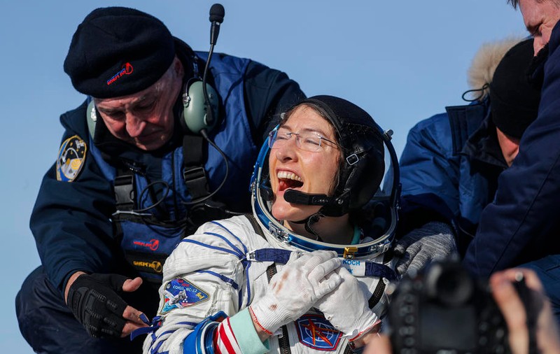 Cum a fost întâmpinată astronautul Christina Koch de câinele său după ce a stat 11 luni în spațiu