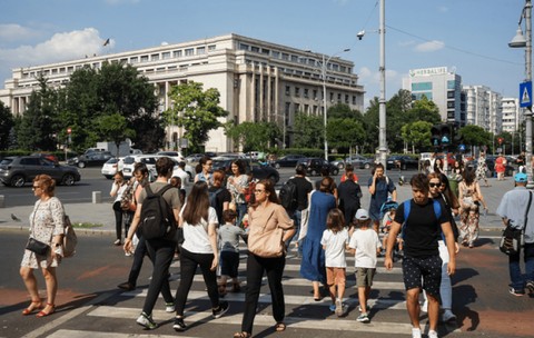România, între neîncredere și conspiraționism. Expert: „Instituțiile slabe și analfabetismul funcțional amplifică tensiunile”