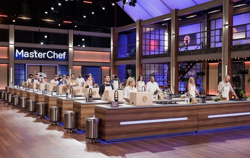 10 concurenți MasterChef sezonului 9 vor găti în această seară, alături de campioni din sezoanele anterioare. „M-am emoționat tare”