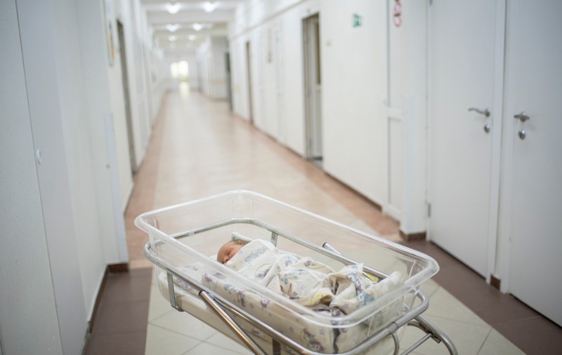 Anunțată că fiul ei a murit la naștere, o mamă din Noua Zeelandă a primit un mesaj de la el după 42 de ani