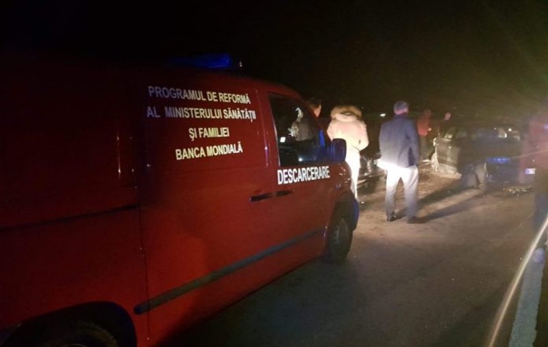 Accident grav la Suceava. Un șofer de 19 ani a intrat cu mașina într-o clădire