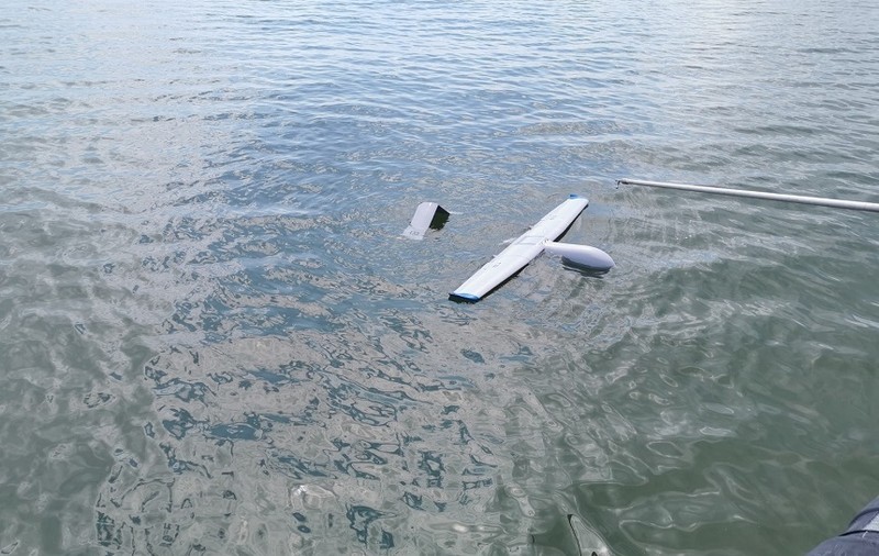 O dronă militară de mari dimensiuni a fost găsită plutind în Marea Neagră