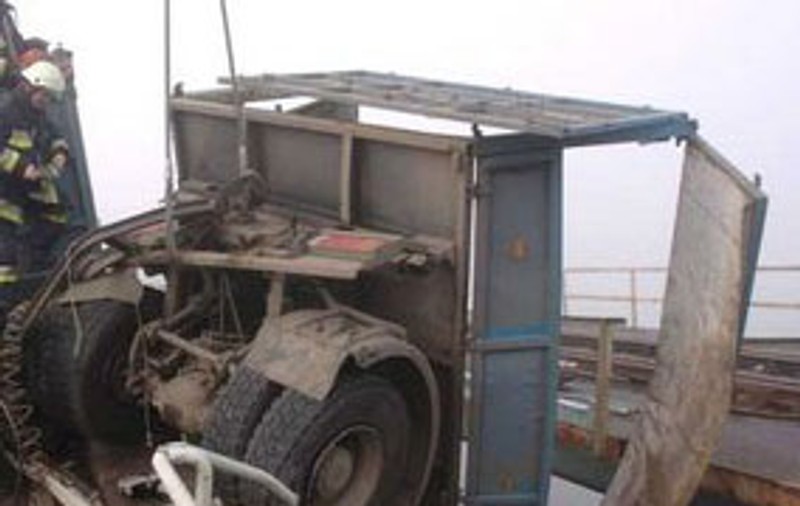 A scăpat viu din camionul suspendat la 30 de metri