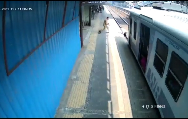 VIDEO | Imagini virale: Un polițist a salvat un om care a fost aproape să fie călcat de tren, în India