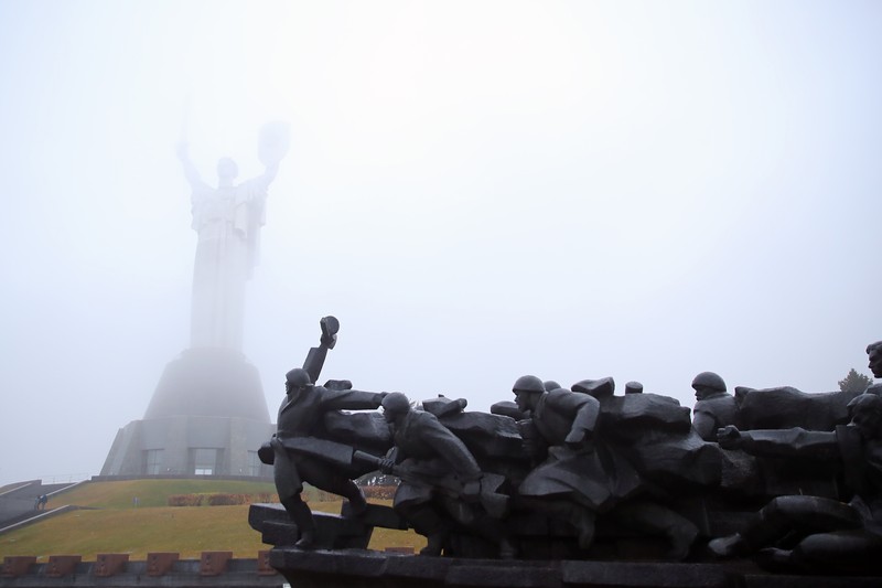 Memorialul războiului din Kiev, în ceață, într-o marți duă-amiază