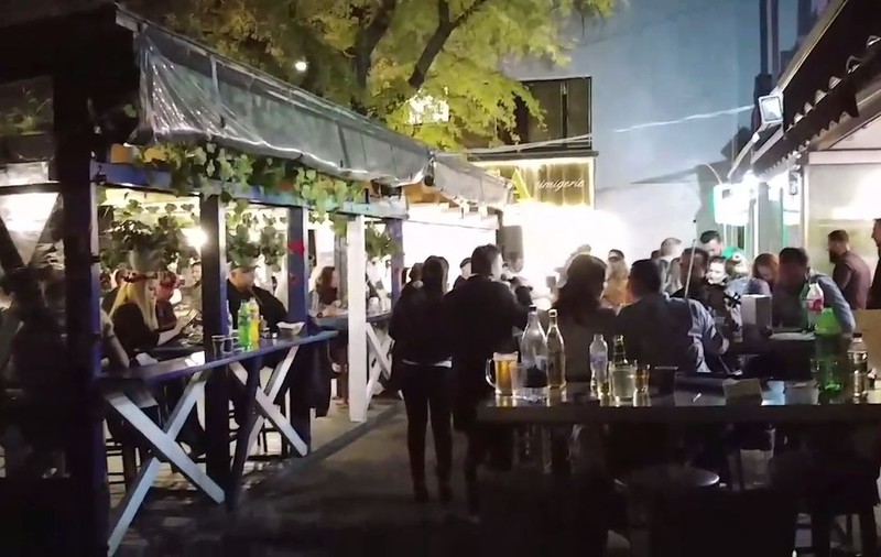 VIDEO | Când corporatiștii nu sunt acasă, dansează lăutarii pe masă! Chef mare lângă stația de metrou Pipera