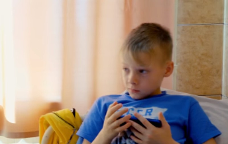 Un băiețel de 11 ani are grijă de mama și de sora lui, schilodite în atacul cu rachete din gara de la Kramatorsk