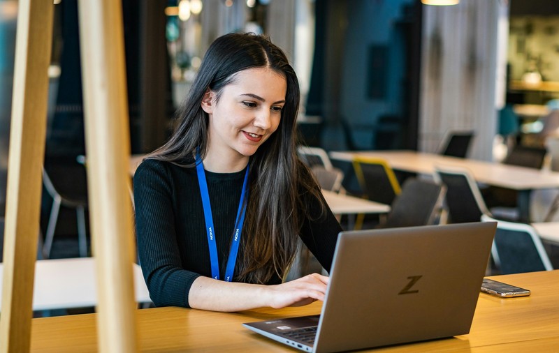 Sondaj eJobs: 56% dintre candidații cu vârste între 18 și 24 de ani cred că AI-ul a redus semnificativ numărul de joburi disponibile pentru juniori, însă rămân optimiști cu privire la viitor