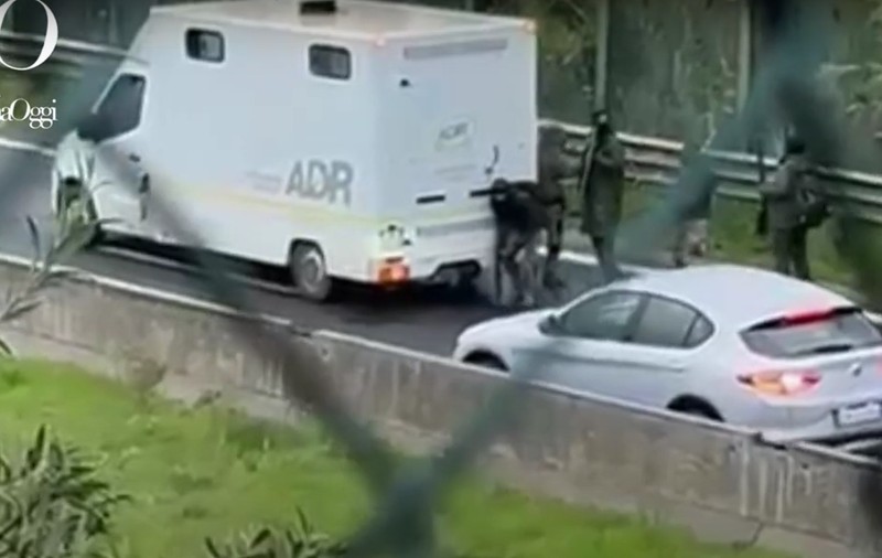 Video cu atacul armat asupra unei dube cu valori: explozii, focuri de armă și flăcări. Bandiții au fugit cu 4 milioane de euro, în Italia