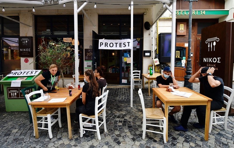 Restricții în București: restaurantele, cinematografele, teatrele  și sălile de jocuri de noroc se închid. Masca, obligatorie la 50 de metri distanță de școli
