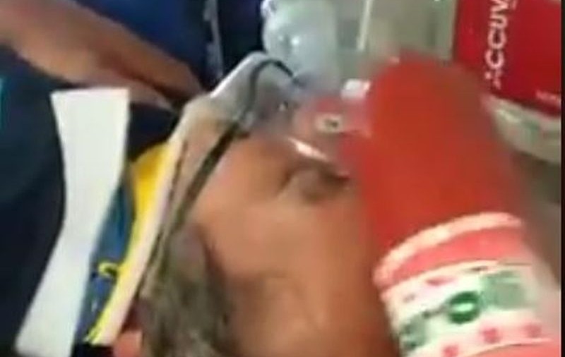 VIDEO | Paramedic SMURD filmat în timp ce lovește un pacient inconștient cu un parizer și îi spune „bețivanule”