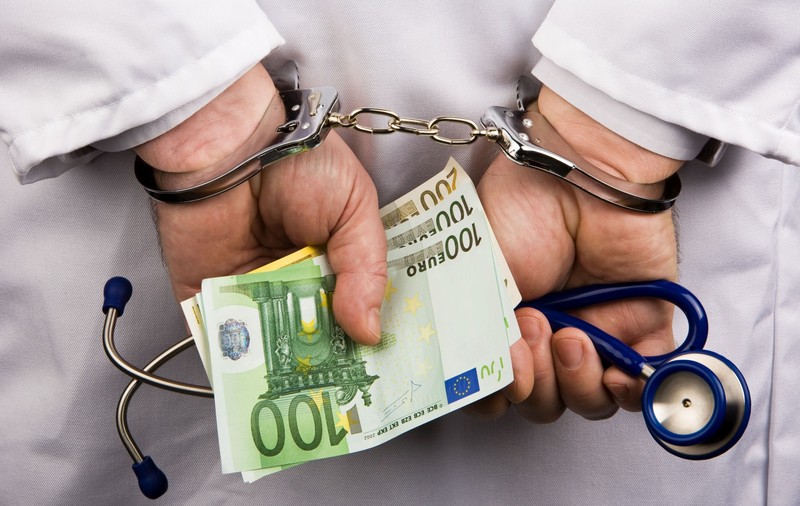 Un medic care a luat șpagă s-a căit și a scăpat de pușcărie, deși era „recidivist”