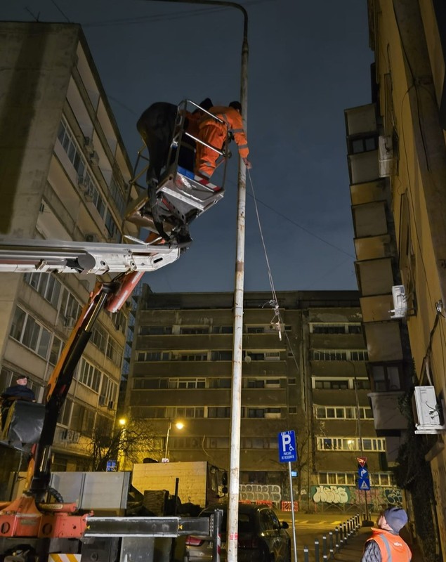 Primăria București demontează stâlpii de iluminat vechi. Ciprian Ciucu: „Nu înțeleg cum de nu i-a văzut nimeni”