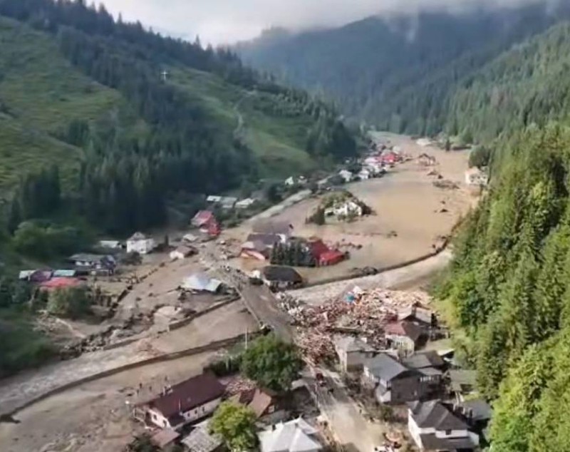 Valurile de mâl au târât cu ele mașini şi copaci, locuitorii sunt încă speriați în Broșteni: „A ieșit pârâul cu bolovani, cu cioate”