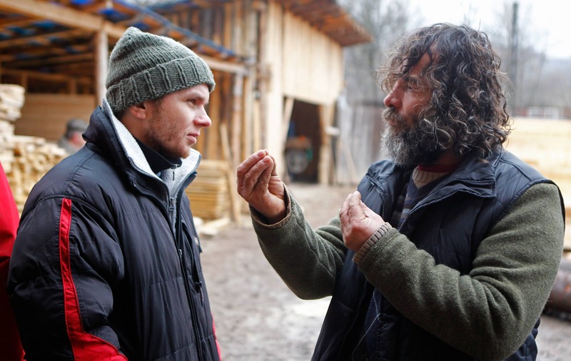 Codin Maticiuc se reinventează în ,,Ghinionistul”. Brunet, cu mustaţă şi lipsit de resurse financiare