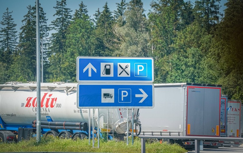 Șofer român de TIR, arestat în Germania, unde parcase lângă un camion și fura motorină
