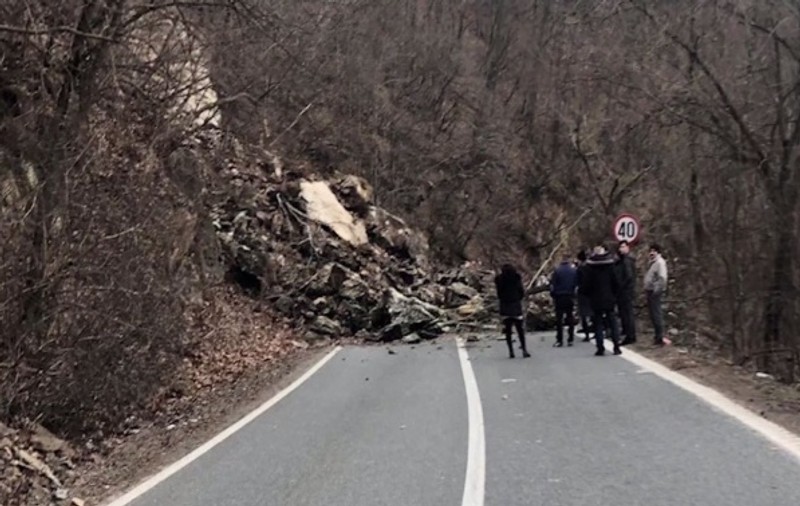 UPDATE / Traficul pe DN 58B, între Reşiţa şi Bocşa, s-a reluat pe un singur fir. Drumul a fost blocat de o alunecare de teren