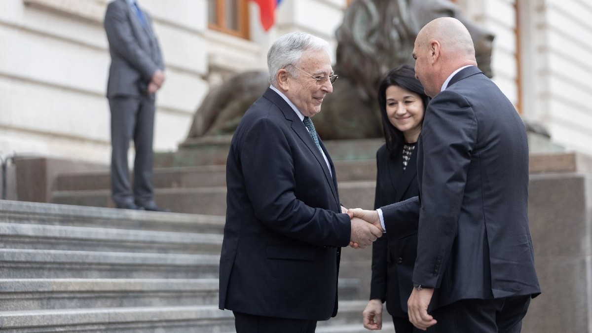 Guvernatorul Bancii Nationale a Romaniei, Mugur Isarescu (S), si Corina Alina Corbu (C), presedintele ICCJ, il intampina pe presedintele interimar al Romaniei, Ilie Bolojan (D), la sediul BNR, unde va participa la sedinta de bilant pe anul 2024 a Inaltei Curti de Casatie si Justitie (ICCJ), in Bucuresti, luni, 24 martie 2025.