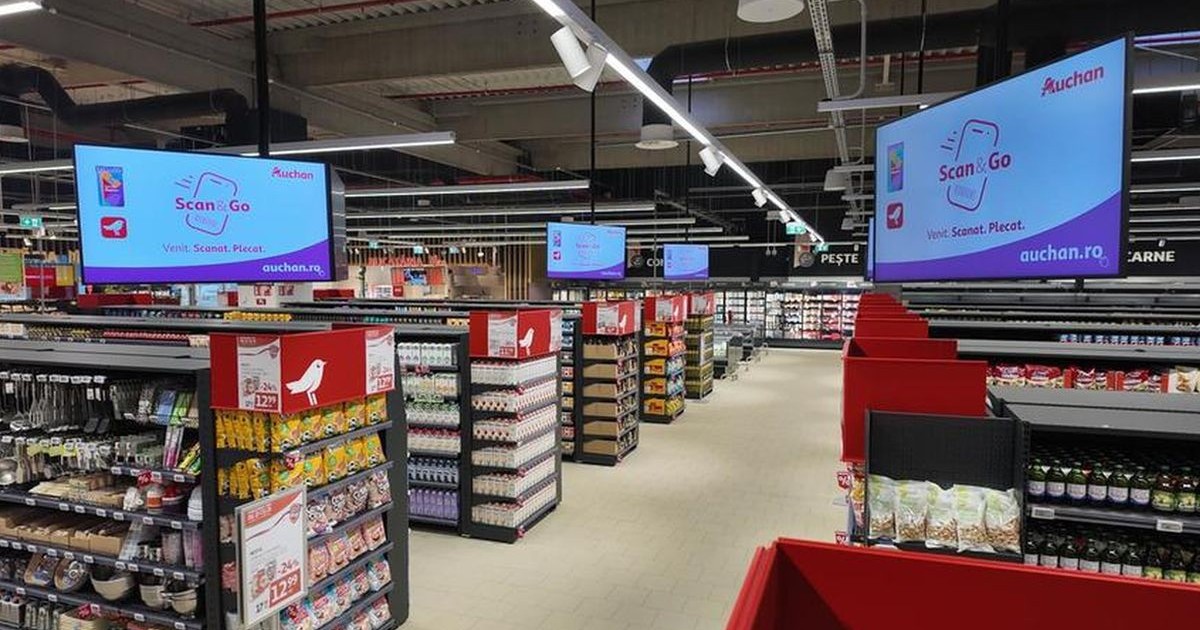 Mai multe rafturi cu produse dintr-un supermarket Auchan din Ploiești, deschis joi, 19 martie 2026