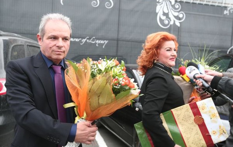 Maria Cârneci la braţul soţului ei, cu flori şi cadouri la cununia lui Pepe | FOTO
