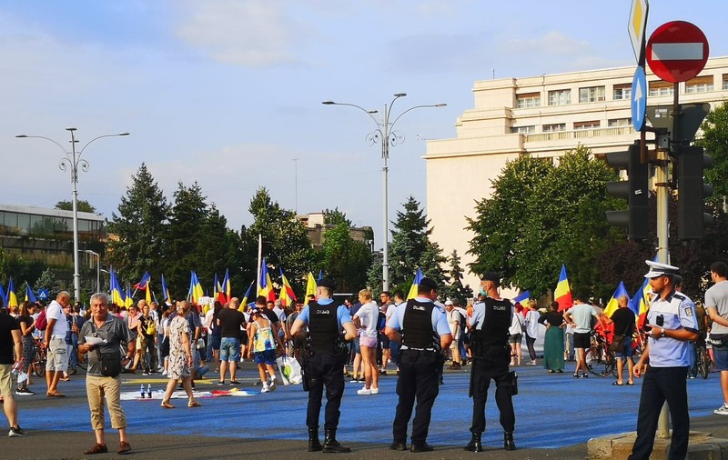 Miting împotriva legii carantinării și izolării, în fața Guvernului. ”Cred în Dumnezeu, nu în Covrig-19”. Raed Arafat, mesaj pentru protestari: ”Îi așteptăm la spital”