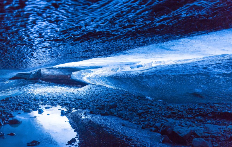 Un turist a murit și alți doi sunt dați dispăruți, după ce o peșteră de gheață din Islanda s-a prăbușit