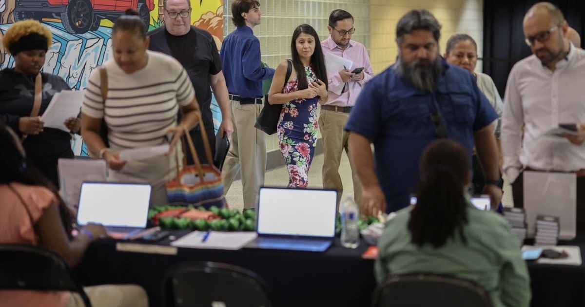 Persoane aflate în căutarea unui loc de muncă participă la Mega JobNewsUSA South Florida Market, care a avut loc în Amerant Bank Arena pe 25 septembrie 2025 în Sunrise, Florida