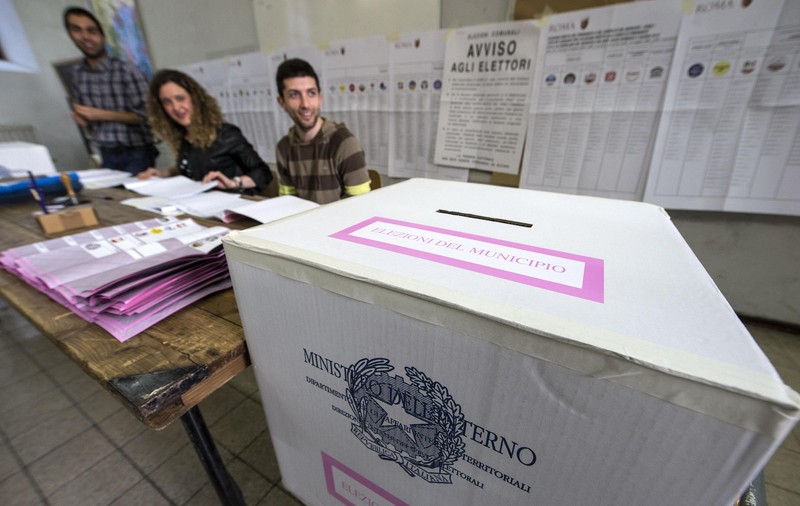 Zeci de români candidează la alegerile locale din Italia
