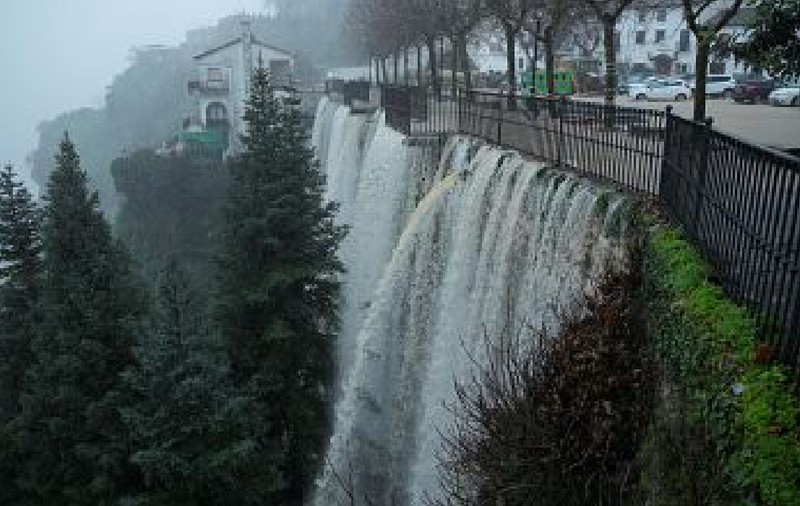 Apa țâșnește din prize și barajul cedează în curând: mii de oameni au fost evacuați, din cauza inundațiilor din Spania
