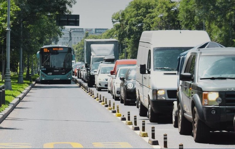 Șoferii din București care sunt prinși pe banda unică de autobuz riscă amenzi de 1.620 de lei în 2026