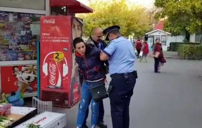 O tânără a fost încătușată de polițiști și dusă la secție, pentru că ar fi refuzat să-și strângă legumele de pe trotuar. S-a întâmplat la Ploiești
