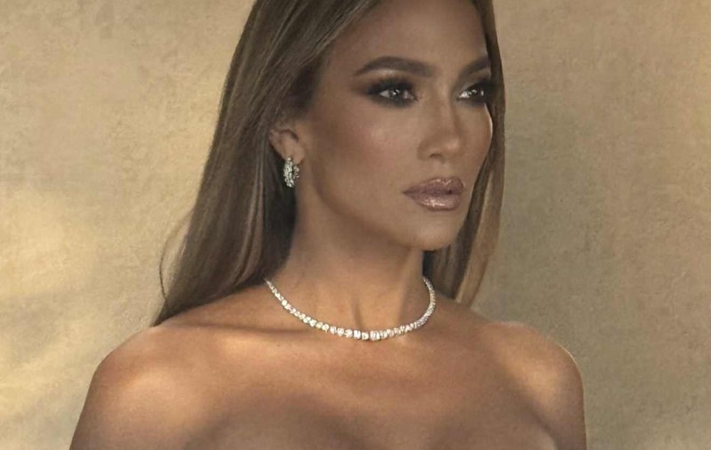 Cât costă rochia purtată de Jennifer Lopez. E creată de designerul român Maria Lucia Hohan